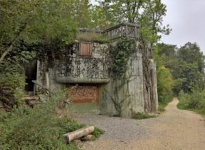 Bunker mit Balkongeländer