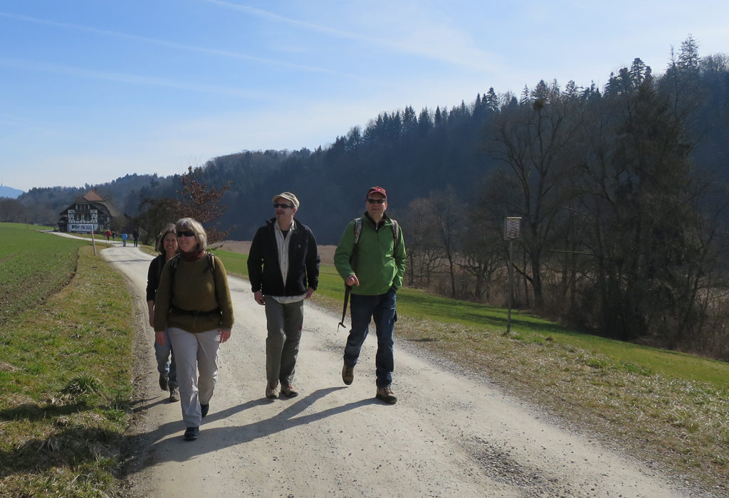 Die Aaronauten unterwegs bei Vorderdettigen; die Aare hält sich rechts im Hintergrund.