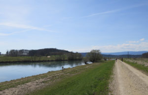 Was machen die hier eigentlich? Am Aare-Hagneck-Kanal.