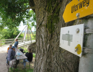 Am Horizont hinter der neu-alten Holzbrücke von Büren dräut der Jura.
