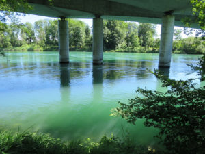 Bei Wangen überquert der Fahrzeugstrom den Wasserstrom.