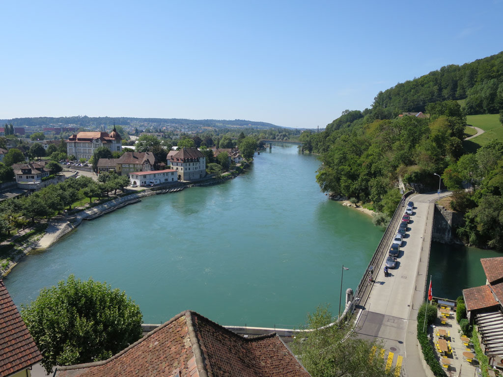 Ausblick von der Aarburger Kirchenterrasse auf die «Aarewoog» (links)