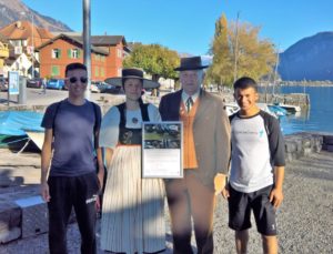 Die Herren links und rechts sind echt, der Rest ist Karton, der für Folklorekonzerte wirbt.