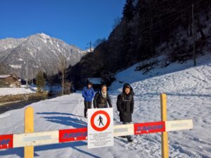 Ertappt! Schwarzwanderinnen am Fusse der Hunnenfluh