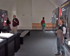 Auch der Nachzügler delektiert sich am Museum.