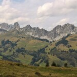 Selbstfindung am Horizont: Im zweiten Gipfel von links (dem Dent de Ruth) vermeinte Ruth einen Teil ihrer selbst zu erkennen. Ob sie etymologisch auf der richtigen Spur war, bleibe dahingestellt. Als wir später an die Simne kamen (wie das winzige Bächlein heisst, das später mit anderen Rinnsalen zur Simme zusammenfliesst), begann sie gar zu mutmassen, da sei einfach ein Buchstabe verloren gegangen – es müsste eigentlich Simone heissen.