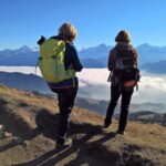 Aaronautinnen geniessen den Blick auf das spätherbstliche Nebelmeer.