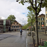 An der Stadtbachstrasse in Bümpliz haben sie den Stadtbach eingedolt (links)… An der Stadtbachstrasse in Bümpliz haben sie den Stadtbach eingedolt (links)…