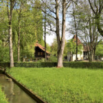 … während er im Schlosspark frei fliesst. … während er im Schlosspark frei fliesst.