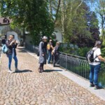 Aaronauten lustwandeln im Park von Schloss Landshut.