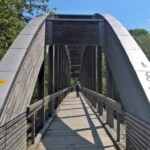 High-Noon? Allwäg! Am anderen Ende des Kräiligenstegs erwartet Nachzüglerin Evi die Kerngruppe der Aaronauten, die nicht vom Ortsbus Zollikofen sitzen gelassen wurden.