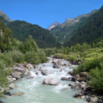 Nach der Fusion mit dem Wendenwasser ist das Steinwasser zum Gadmerwasser geworden und zu voller Pracht aufgeblüht.