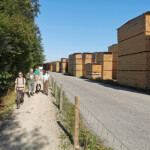 Im Emmental wird geschreinert, was das Zeug hält. Das gigantische Lager bei Zollbrück war das erste Holzarsenal, dem wir auf der Tour begegneten, aber nicht das letzte.