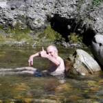 Einer wagte sich nicht nur an, sondern sogar in die Emme: Das Phantom hat sich zum Nixerich gemausert und trotzt den kalten Fluten.