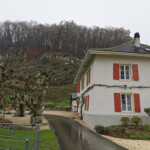 Das Haus des Schleusenwärters am Eingang zur Klus