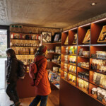 Zum Dessert Caramel-Cappuccino-Hüppen? Oder vielleicht doch eher die «Once in a lifetime»-Edition? Katrin tut sich schwer, denn sie weiss: «Das Zeug macht alleweil Bauchweh.»