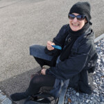 Marianne ist fündig geworden: Das Steinchen im Schuh erwies sich als Schuhlöffel.