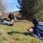 Beim Picknick erläutert Sigi "Booster Keaton" (rechts) seine persönliche Impfstrategie.