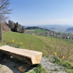 Unser Zvieribänkli mit (dunstiger) Alpensicht Unser Zvieribänkli mit (dunstiger) Alpensicht