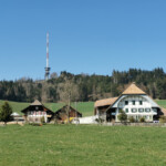 Im Abstieg kamen wir durch den Weiler Ferrenberg und schauten zum Bantiger zurück. Im Abstieg kamen wir durch den Weiler Ferrenberg und schauten zum Bantiger zurück.