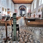 In der katholischen Kirche Bütschwil ist man mit der Zeit bzw. mit der Pandemie gegangen und hat einen pedalbetriebenen Weihwasserspender installiert. In der katholischen Kirche Bütschwil ist man mit der Zeit bzw. mit der Pandemie gegangen und hat einen pedalbetriebenen Weihwasserspender installiert.