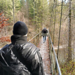 Das Beschreiten des Drahtstegs ist eine wacklige Angelegenheit. Das Beschreiten des Drahtstegs ist eine wacklige Angelegenheit.