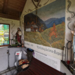 Am Eingang zum Tobel steht eine etwas verkitschte Kapelle, in der u.a. mittels Bewegungsmelder ein Kronleuchter und die Wiedergabe von kirchlichem Gesang aktiviert wird. Am Eingang zum Tobel steht eine etwas verkitschte Kapelle, in der u.a. mittels Bewegungsmelder ein Kronleuchter und die Wiedergabe von kirchlichem Gesang aktiviert wird.