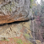 Zuhinterst im Tobel verbirgt sich ein höhlenartiger Einschnitt, in dem sich früher eine Einsiedelei befand. Zuhinterst im Tobel verbirgt sich ein höhlenartiger Einschnitt, in dem sich früher eine Einsiedelei befand.
