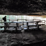 Unter dem Nagelfluhgewölbe laden Jasstische mit Meisterschafts-Ranglisten aus den 1980er-Jahren zur Rast ein. Unter dem Nagelfluhgewölbe laden Jasstische mit Meisterschafts-Ranglisten aus den 1980er-Jahren zur Rast ein.