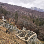 Statt verwunschenen Ruinen begegneten wir in Prada einer gepützelten Baustelle. Statt verwunschenen Ruinen begegneten wir in Prada einer gepützelten Baustelle.