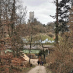 Am Ende des Walds ein Sägewerk im Sonntagsbetrieb, dann eine Ruine aus dem Bilderbuch - der mittelalterliche Wachtturm von Montagny. Am Ende des Walds ein Sägewerk im Sonntagsbetrieb, dann eine Ruine aus dem Bilderbuch - der mittelalterliche Wachtturm von Montagny.