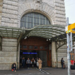 Am Basel SBB begann unsere Tour. Ein gelber Wegweiser steht direkt vor dem Haupteingang.