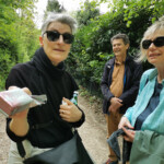 Marianne und ihr heutiges kulinarisches Highlight: Militärguetzli aus dem SBB-Speisewagen.