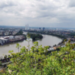 Vom Hornfelsen gab es eine schöne und eine weniger schöne Aussicht auf die Stadt Basel und das Industrieareal am Birsfelder Hafen.